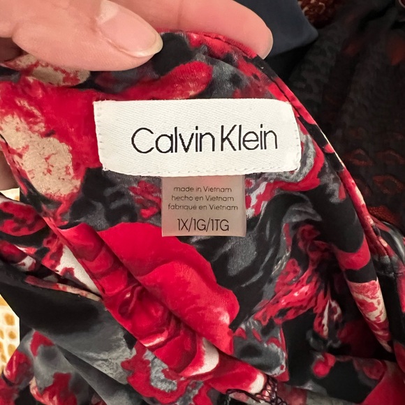 Calvin Klein roses blouse - Picture 5 of 5